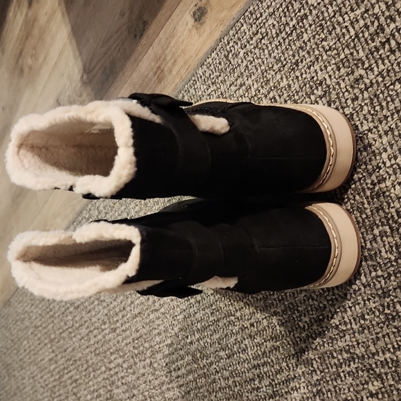 Womans White mountain faux fur boots black size 6 1/2 - Picture 3 of 8